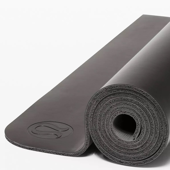 Lululemon The Reversible Mat 5mm in Black - Picture 2 of 5